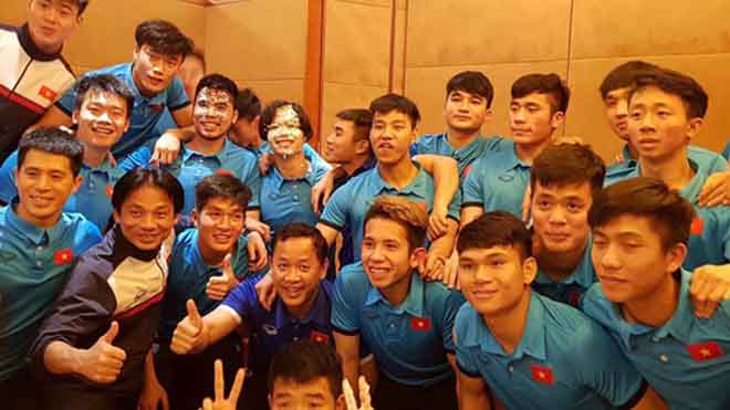 Đội tuyển U23 Việt Nam mừng sinh nhật Đức Huy, Công Phượng ngay đêm chiến thắng ảnh 1